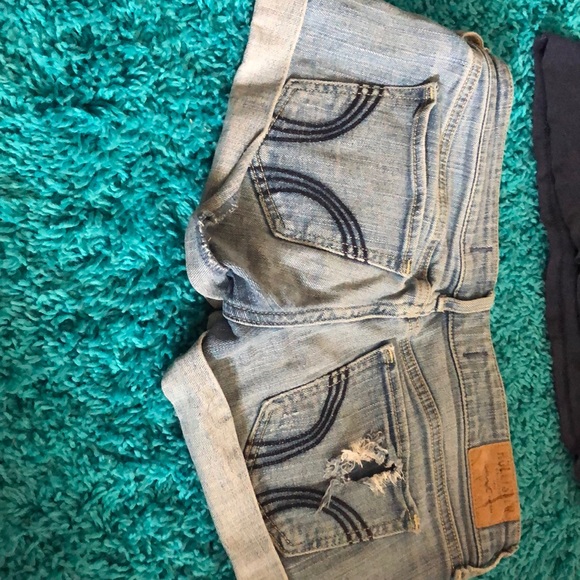 A pair of shorts and a t-shirt - Picture 3 of 5